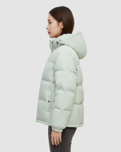 Manteau d'hiver femme rembourré porté en extérieur