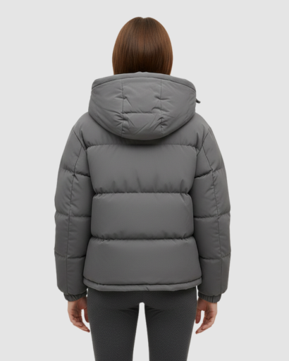 Manteau d'hiver femme rembourré porté en extérieur