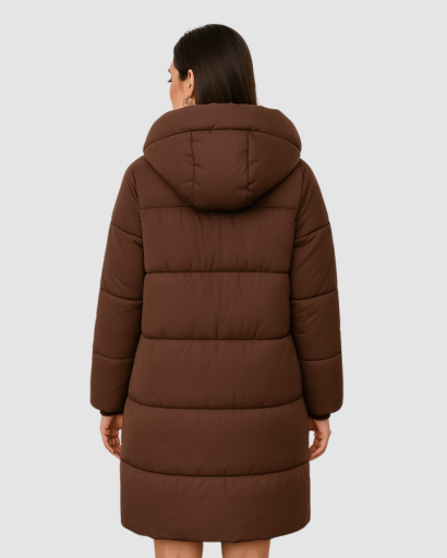 Manteau long matelassé femme à capuche porté en hiver