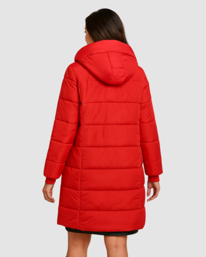 Manteau long matelassé femme à capuche porté en hiver