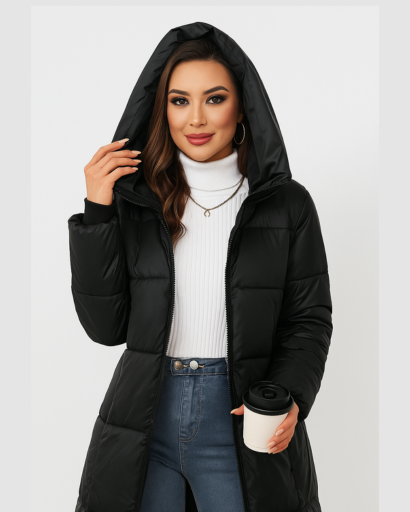 Manteau long matelassé femme à capuche porté en hiver