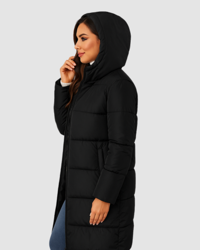 Manteau long matelassé femme à capuche porté en hiver