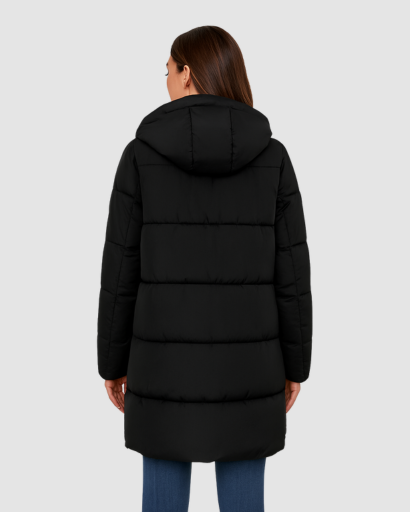 Manteau long matelassé femme à capuche porté en hiver