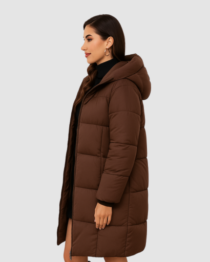 Manteau long matelassé femme à capuche porté en hiver