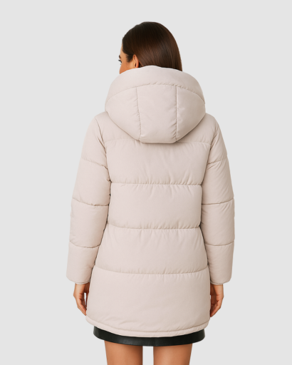 Manteau long matelassé femme à capuche porté en hiver