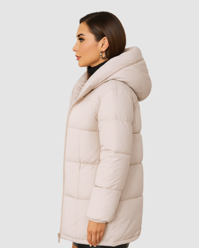 Manteau long matelassé femme à capuche porté en hiver