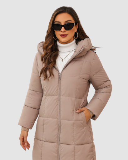 Manteau long matelassé femme à capuche porté en hiver