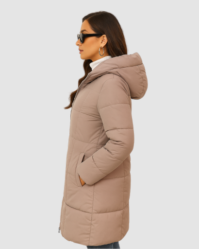 Manteau long matelassé femme à capuche porté en hiver