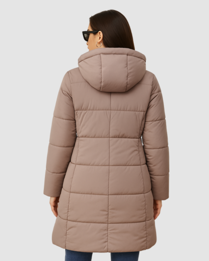 Manteau long matelassé femme à capuche porté en hiver