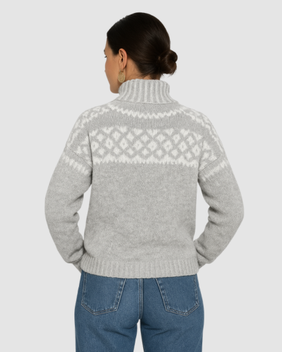 Pull femme col montant motif nordique gris, vue portée