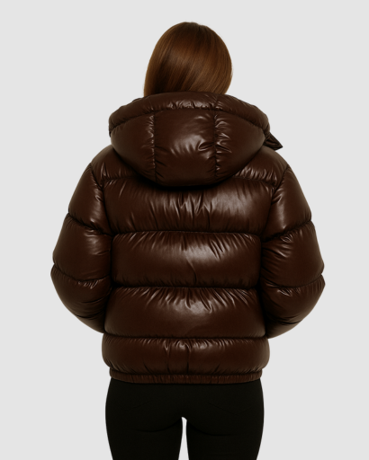 Doudoune brillante femme à capuche portée en hiver