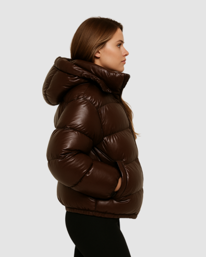 Doudoune brillante femme à capuche portée en hiver