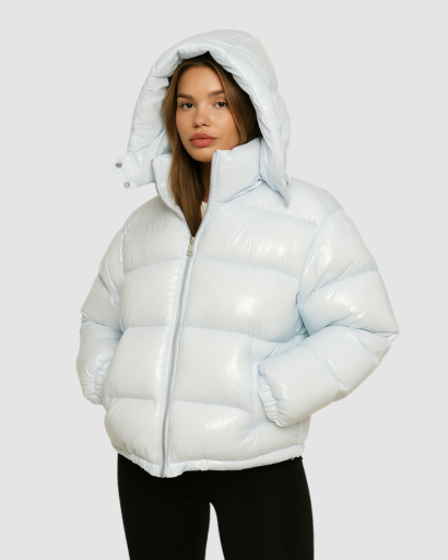 Doudoune brillante femme à capuche portée en hiver
