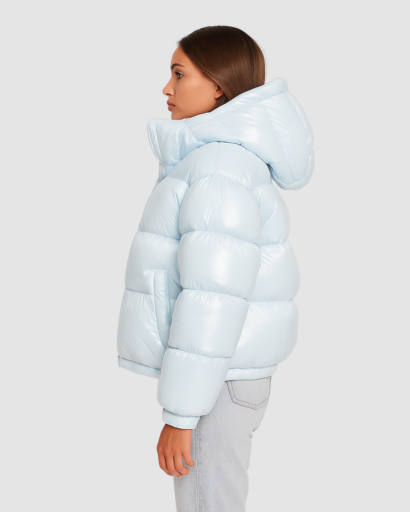 Doudoune brillante femme à capuche portée en hiver