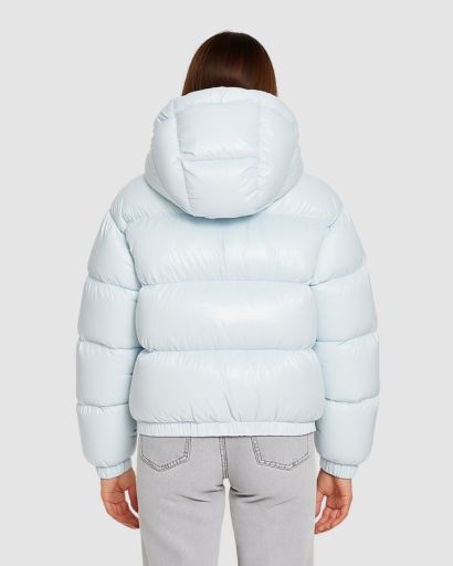 Doudoune brillante femme à capuche portée en hiver