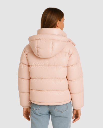 Doudoune brillante femme à capuche portée en hiver