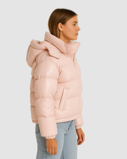 Doudoune brillante femme à capuche portée en hiver