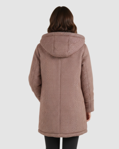 Manteau long femme à capuche doublé polaire porté en hiver