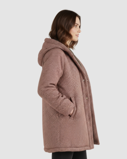 Manteau long femme à capuche doublé polaire porté en hiver