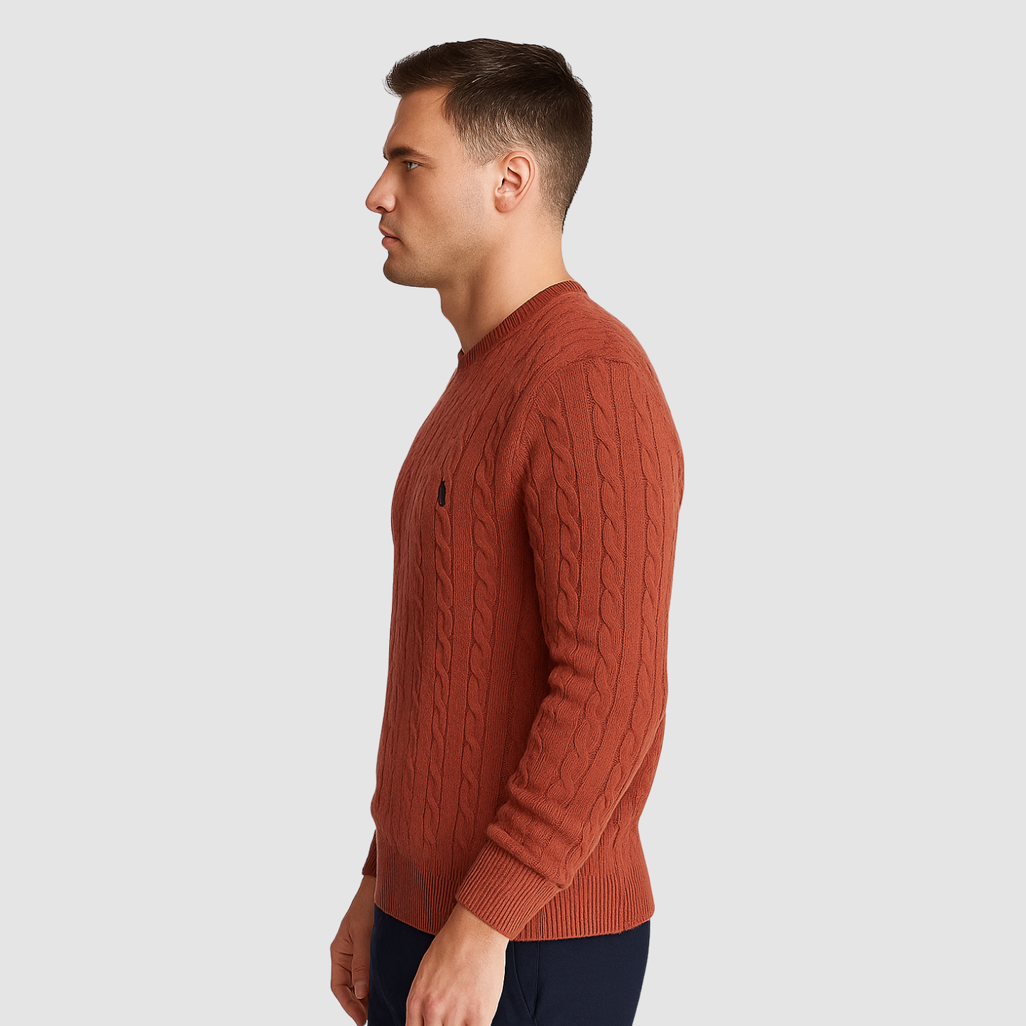 Pull homme en maille torsadée col rond porté en automne