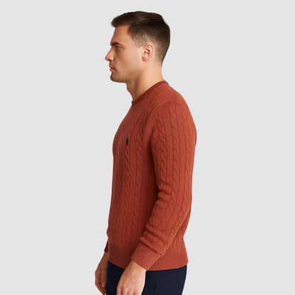 Pull homme en maille torsadée col rond porté en automne