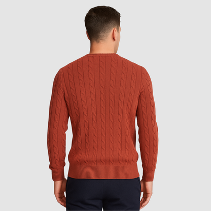 Pull homme en maille torsadée col rond porté en automne
