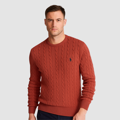 Pull homme en maille torsadée col rond porté en automne