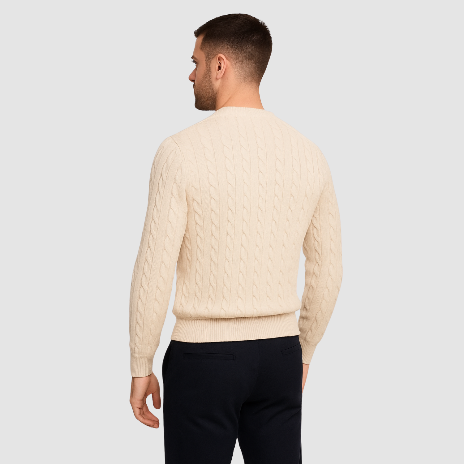 Pull homme en maille torsadée col rond porté en automne