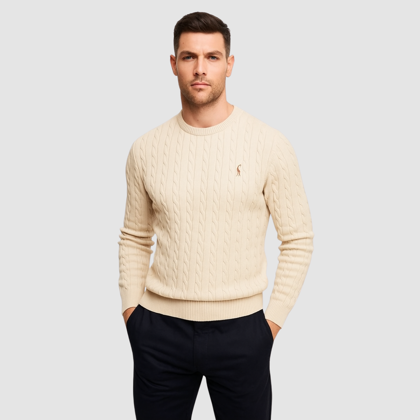 Pull homme en maille torsadée col rond porté en automne
