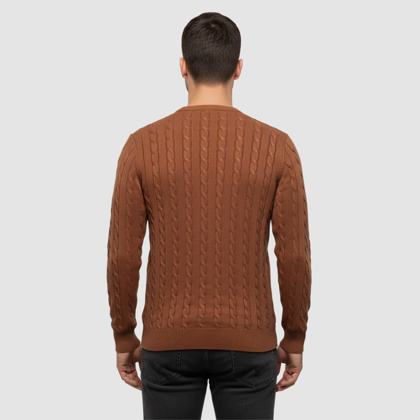 Pull homme en maille torsadée col rond porté en automne