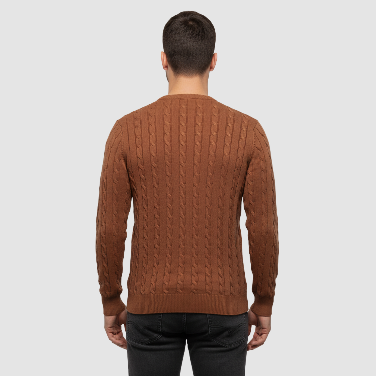 Pull homme en maille torsadée col rond porté en automne