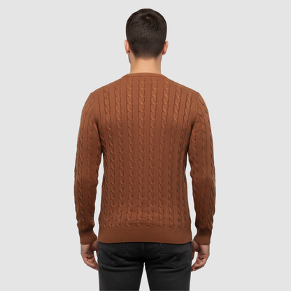Pull homme en maille torsadée col rond porté en automne