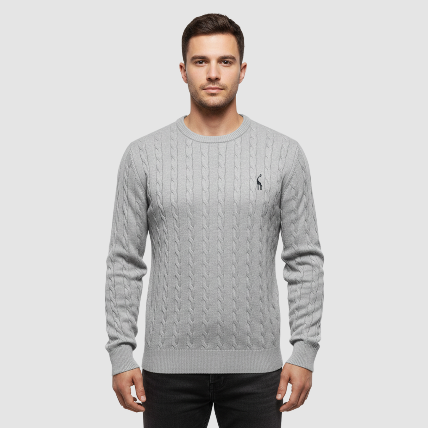 Pull homme en maille torsadée col rond porté en automne
