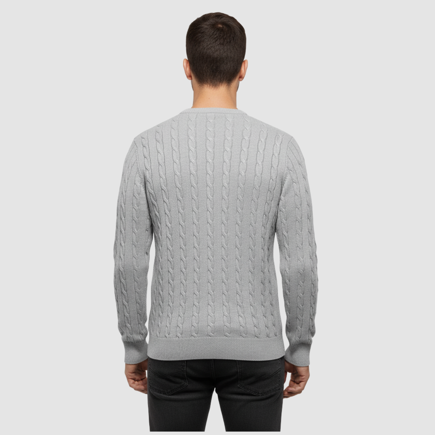 Pull homme en maille torsadée col rond porté en automne