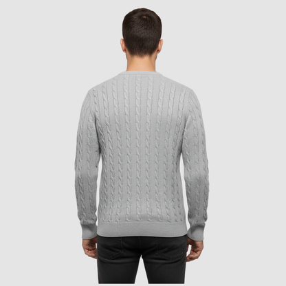 Pull homme en maille torsadée col rond porté en automne