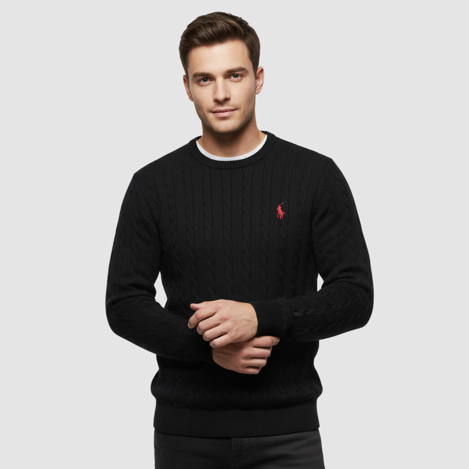 Pull homme en maille torsadée col rond porté en automne