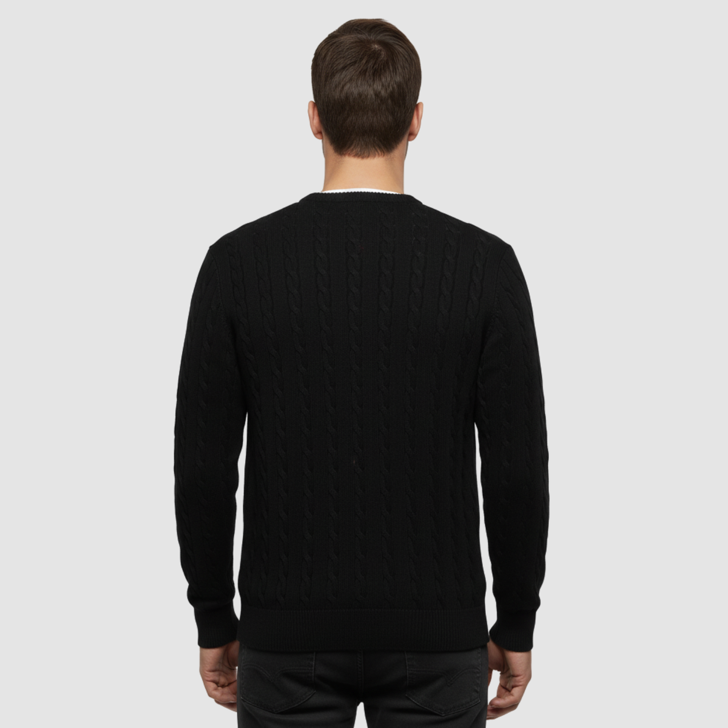 Pull homme en maille torsadée col rond porté en automne