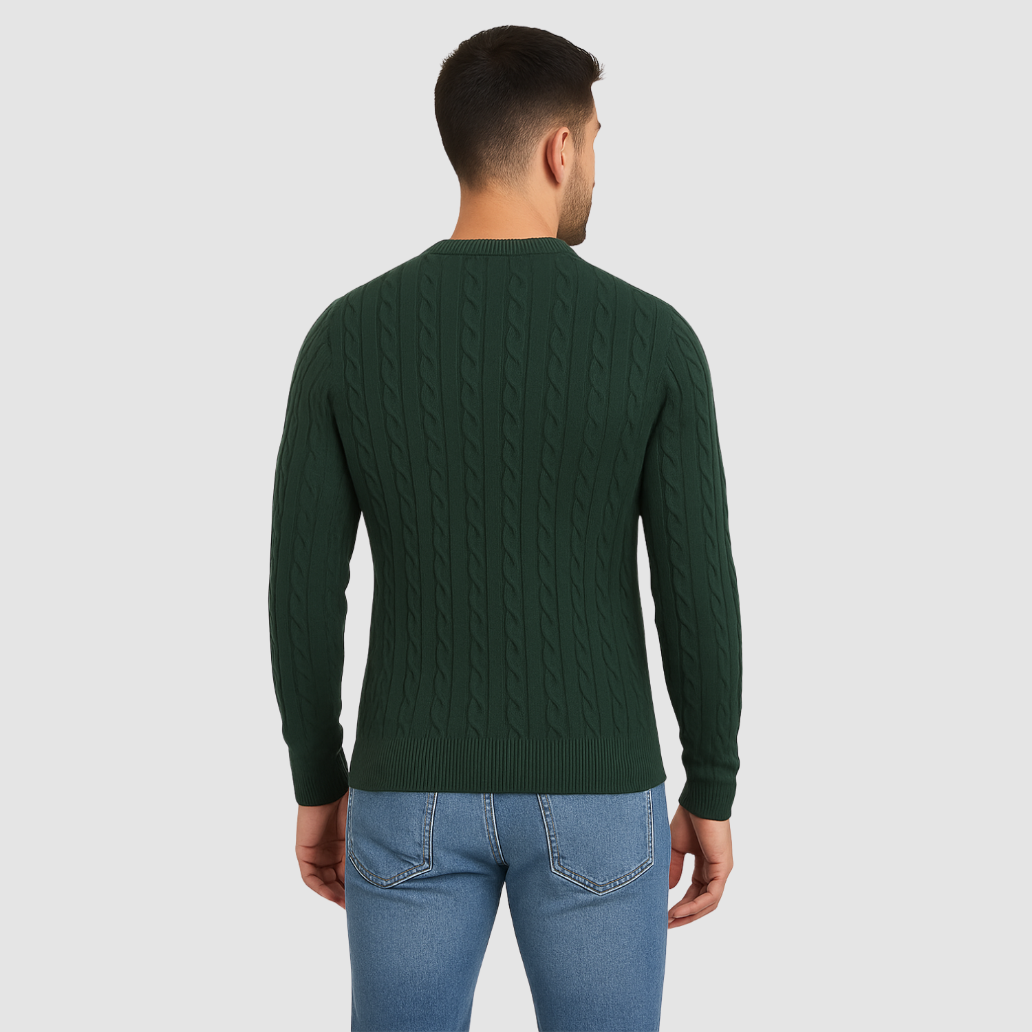 Pull homme en maille torsadée col rond porté en automne