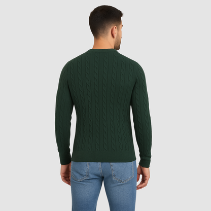 Pull homme en maille torsadée col rond porté en automne