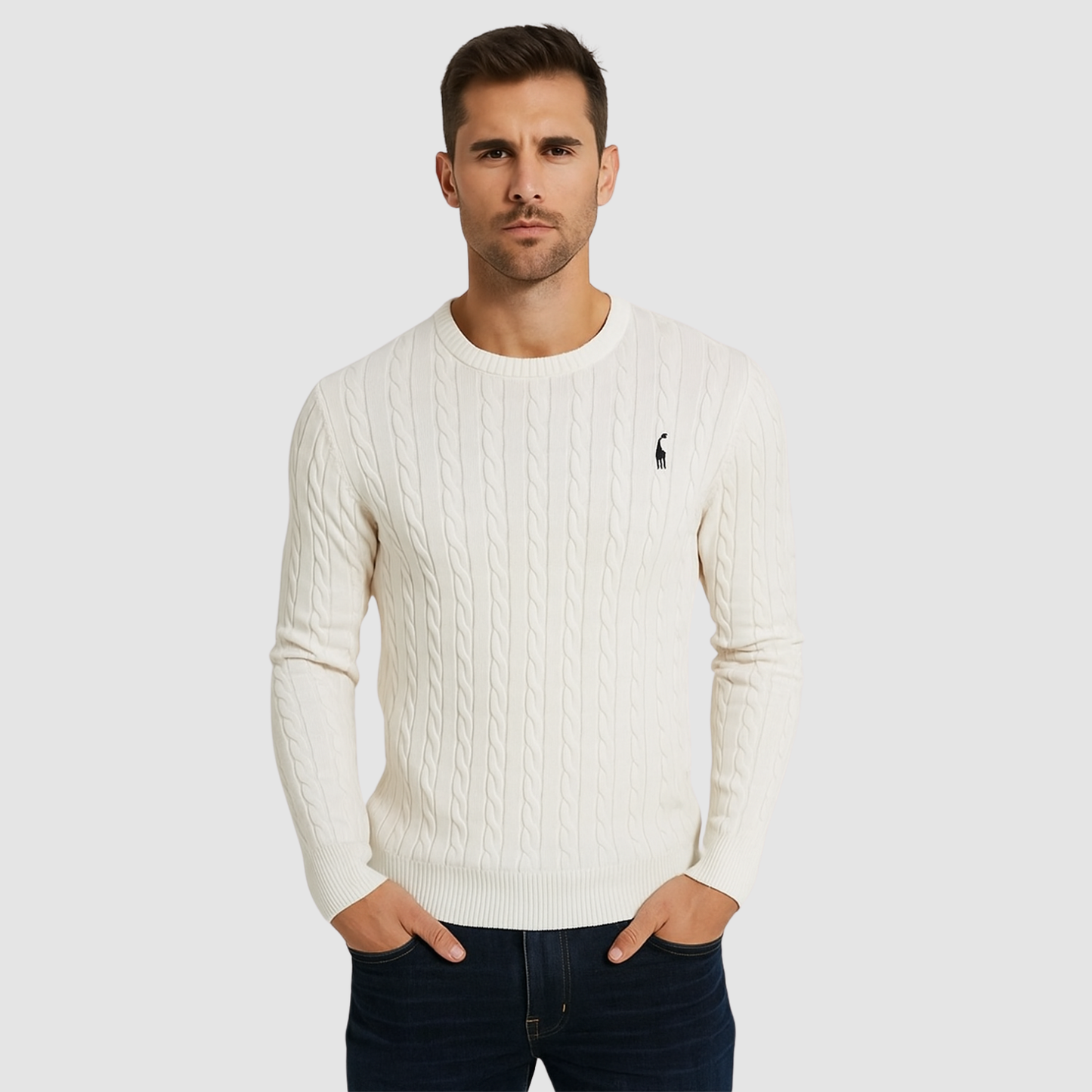 Pull homme en maille torsadée col rond porté en automne