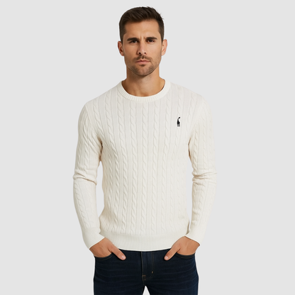 Pull homme en maille torsadée col rond porté en automne