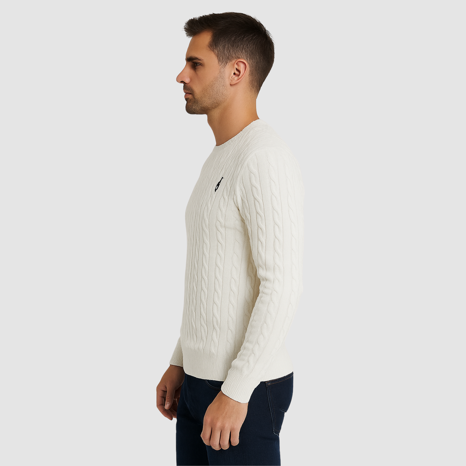 Pull homme en maille torsadée col rond porté en automne