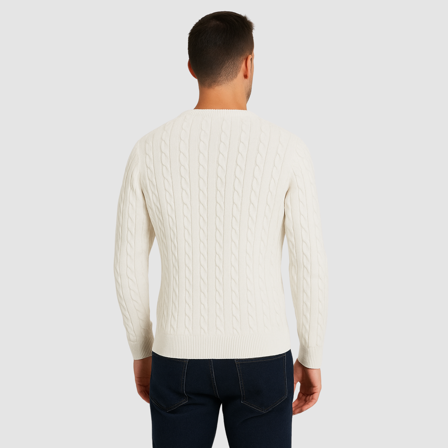 Pull homme en maille torsadée col rond porté en automne