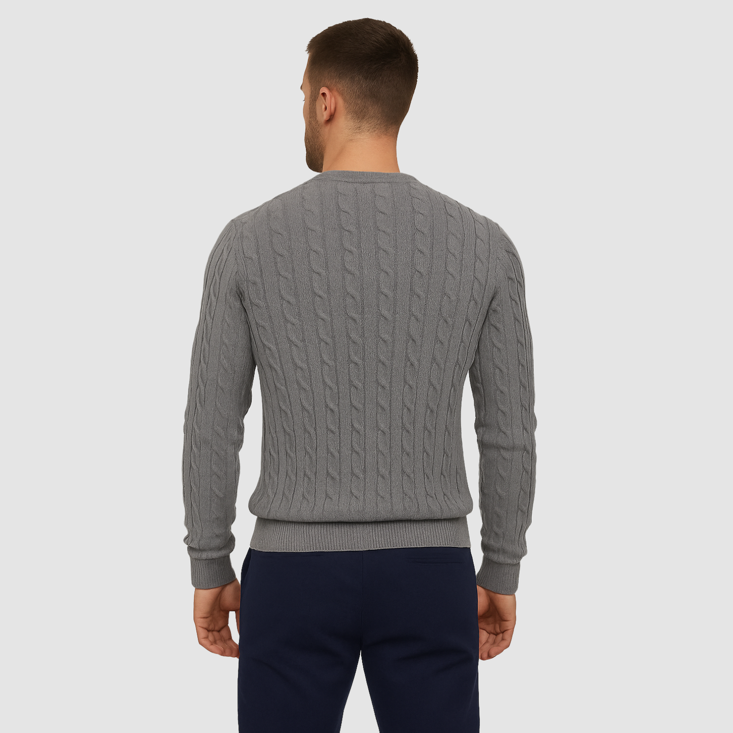 Pull homme en maille torsadée col rond porté en automne
