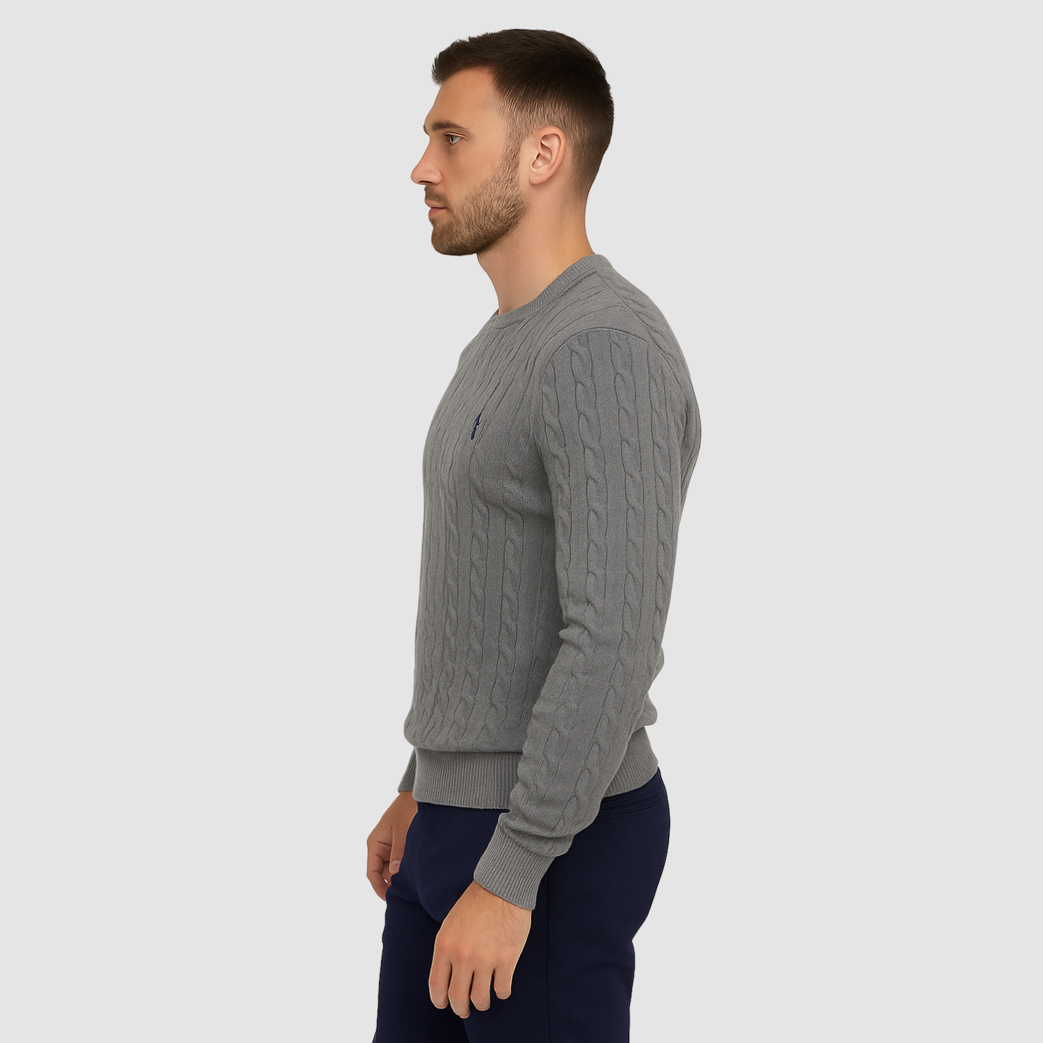 Pull homme en maille torsadée col rond porté en automne
