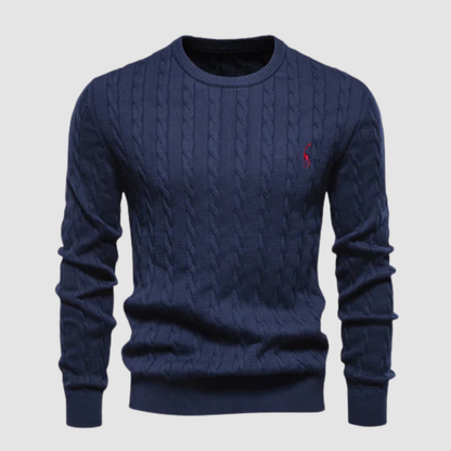 Pull homme en maille torsadée col rond porté en automne