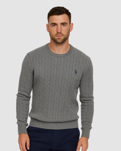 Pull homme en maille torsadée col rond porté en automne