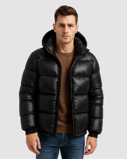 Doudoune homme épaisse à capuche portée en hiver