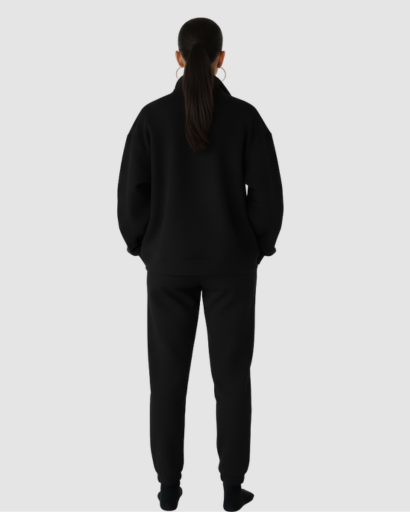 Ensemble jogging femme haut zippé et pantalon porté au quotidien