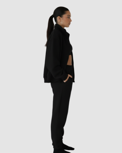 Ensemble jogging femme haut zippé et pantalon porté au quotidien